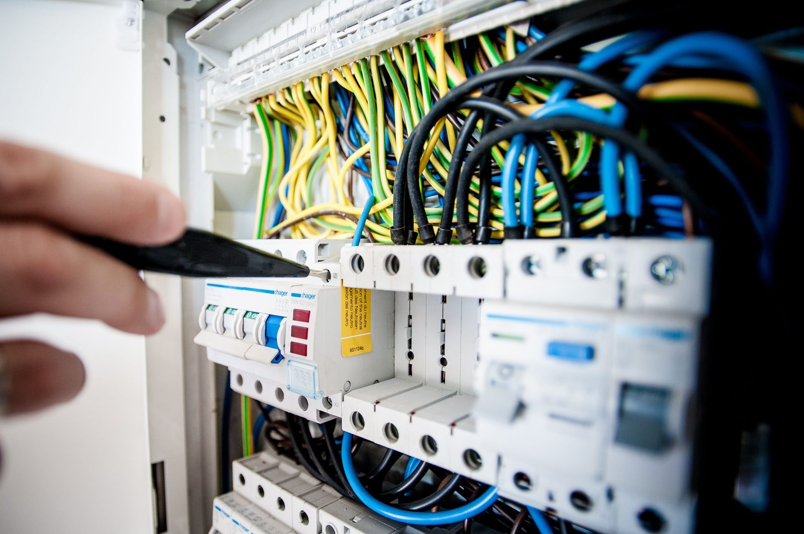 Contrôle d'un tableau électrique lors d'un diagnostic électricité